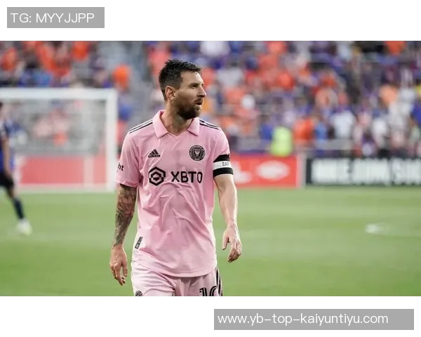 梅西训练引发球迷热潮自带便当混入场地成热议话题 梅西训练引发球迷热潮自带便当混入场地成热议话题